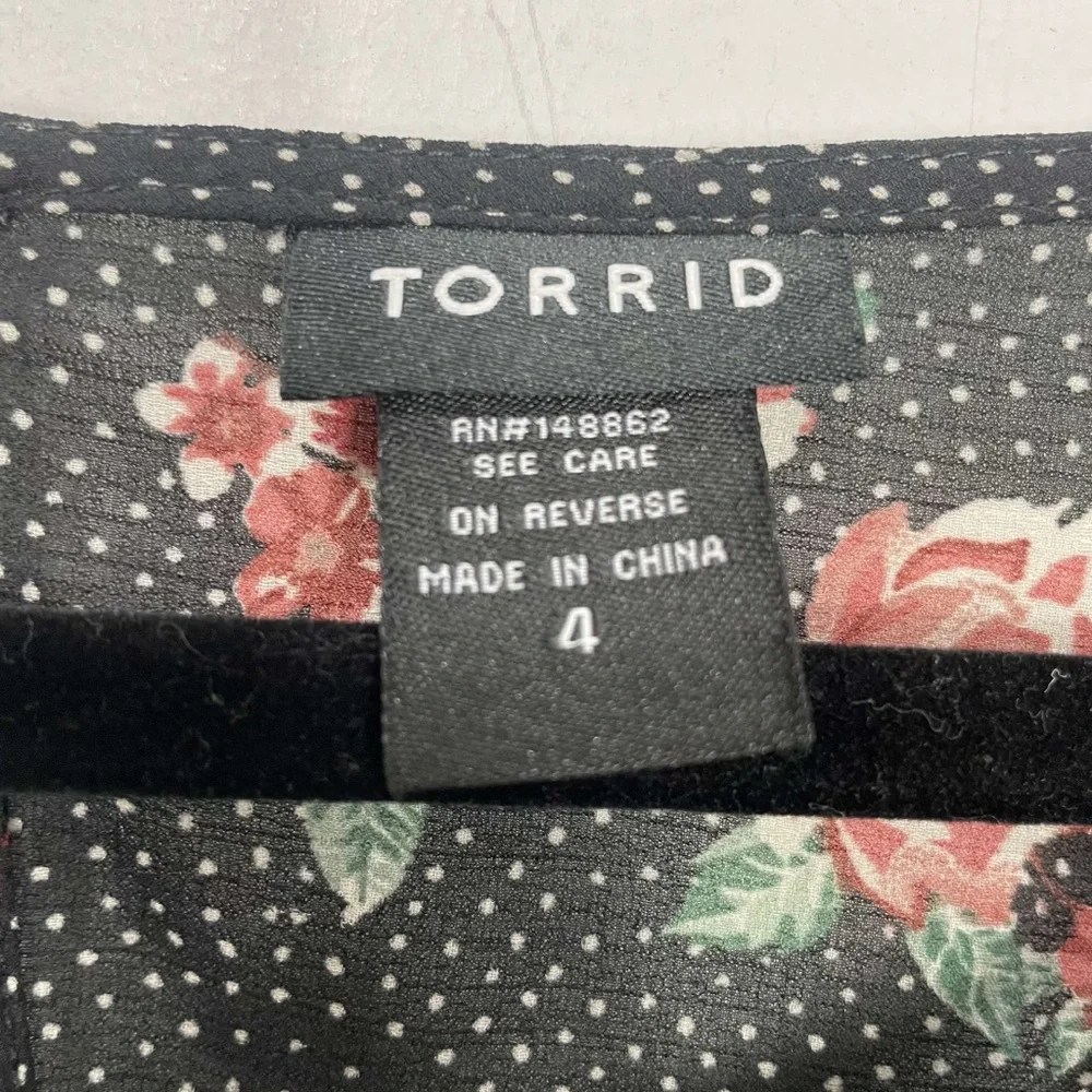Torrid Black Top with Floral Design T23 - Picture 4 of 5
